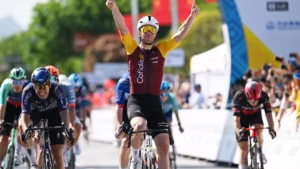 Milan Fretin lève les bras sous le maillot Cofidis après une victoire d'étape au Tour du Guangxi, octobre 2026