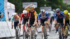 Milan Fretin (Cofidis) célèbre sa victoire au sprint lors de la 3e étape du Tour du Guangxi à Bama, octobre 2026