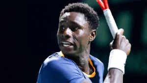 Moïse Kouamé frappe un coup droit en match, saison 2026