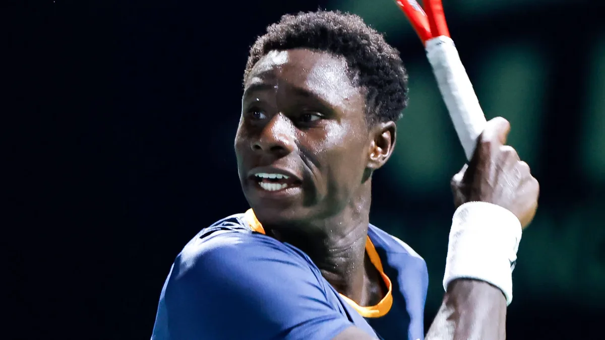 Moïse Kouamé frappe un coup droit en match, saison 2026
