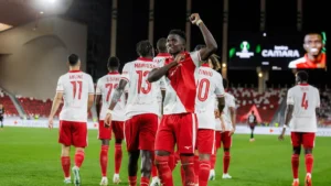 Lamine Camara célèbre son but avec ses coéquipiers de l'AS Monaco face à Fribourg au stade Louis-II, octobre 2026