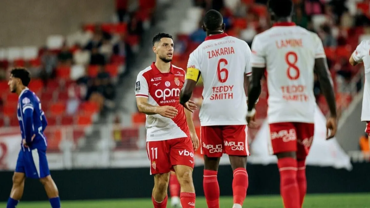 Matthis Abline et ses coéquipiers de l'AS Monaco en match de Ligue 1, octobre 2026