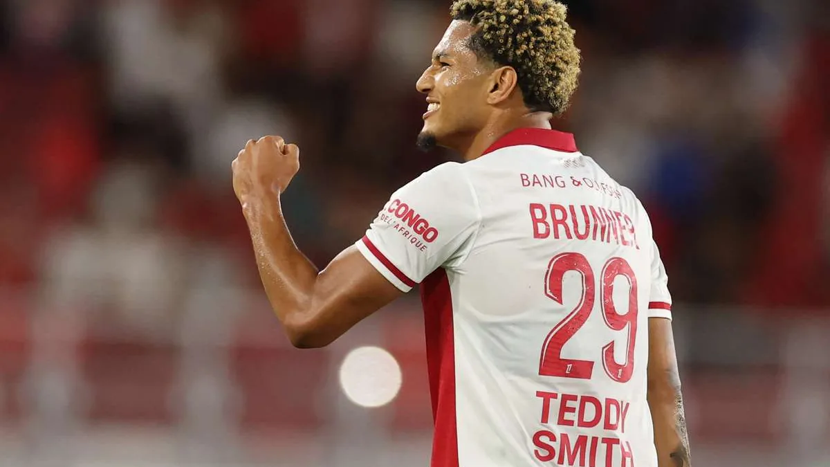 Paris Brunner, attaquant de l'AS Monaco, poing serré sous le maillot blanc et rouge du club pendant un match