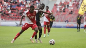 Duel entre un joueur de Monaco et un Lillois au stade Louis-II lors de Monaco-Lille en Ligue 1, octobre 2026