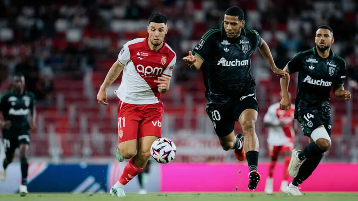 Un attaquant de l'AS Monaco conduit le ballon face à Lens au Stade Louis-II, septembre 2026