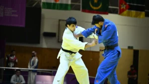 Deux judokas en garde, kimono blanc contre kimono bleu, aux Jeux de la solidarité islamique en novembre 2025