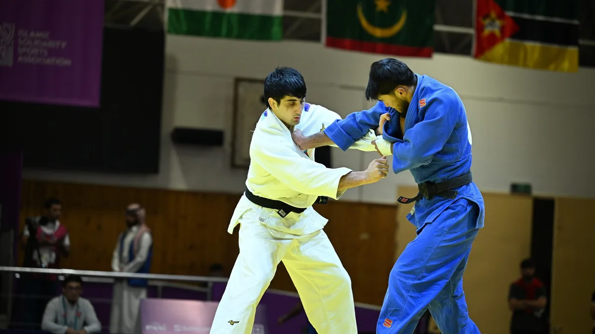 Deux judokas en garde, kimono blanc contre kimono bleu, aux Jeux de la solidarité islamique en novembre 2025