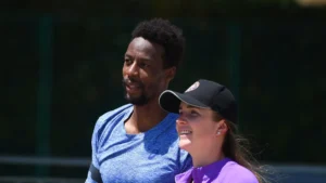 Gaël Monfils et Elina Svitolina côte à côte en bord de court, souriants