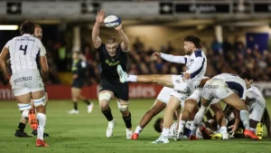 Le demi de mêlée de Montpellier dégage au pied face à Bath au Recreation Ground en Champions Cup, octobre 2026