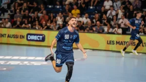 Un joueur du Montpellier Handball, numéro 90, célèbre un but au FDI Stadium, saison 2026-2027