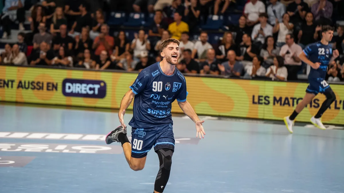Un joueur du Montpellier Handball, numéro 90, célèbre un but au FDI Stadium, saison 2026-2027