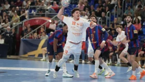 Un joueur du Montpellier Handball au tir face à la défense du FC Barcelone, Ligue des champions, 22 octobre 2026