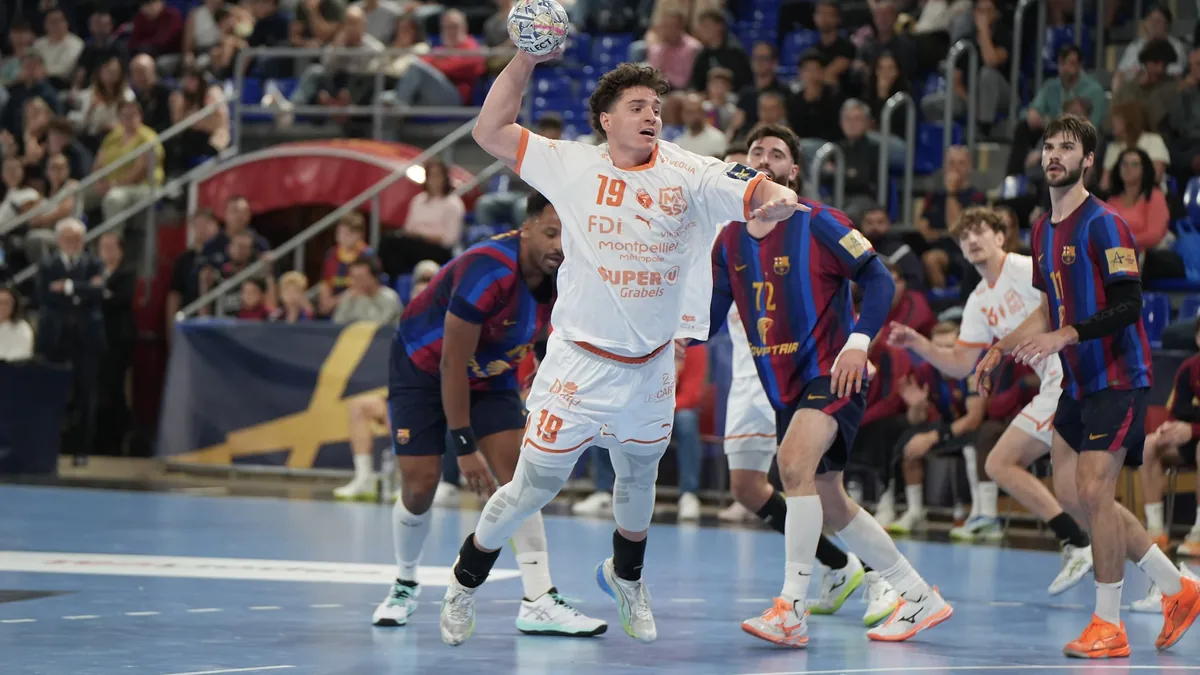 Un joueur du Montpellier Handball au tir face à la défense du FC Barcelone, Ligue des champions, 22 octobre 2026