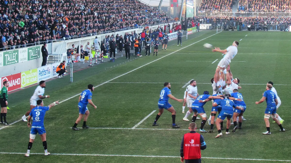 Touche disputée entre Montpellier, en blanc, et Vannes lors d'un match de Top 14 en février 2025