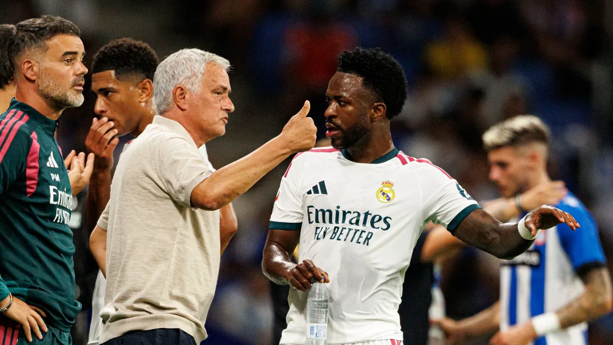 José Mourinho donne des consignes à Vinicius Jr lors d'Espanyol-Real Madrid en Liga, août 2026