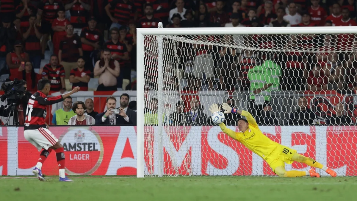 Fernando Muslera plonge pour arrêter un tir au but de Flamengo au Maracanã, octobre 2026