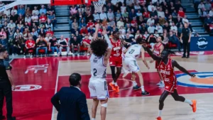 Nadir Hifi au tir sous le maillot de Paris Basketball face à la JL Bourg