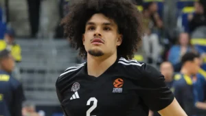 Nadir Hifi sous le maillot noir de Paris Basketball lors d'un match d'Euroligue