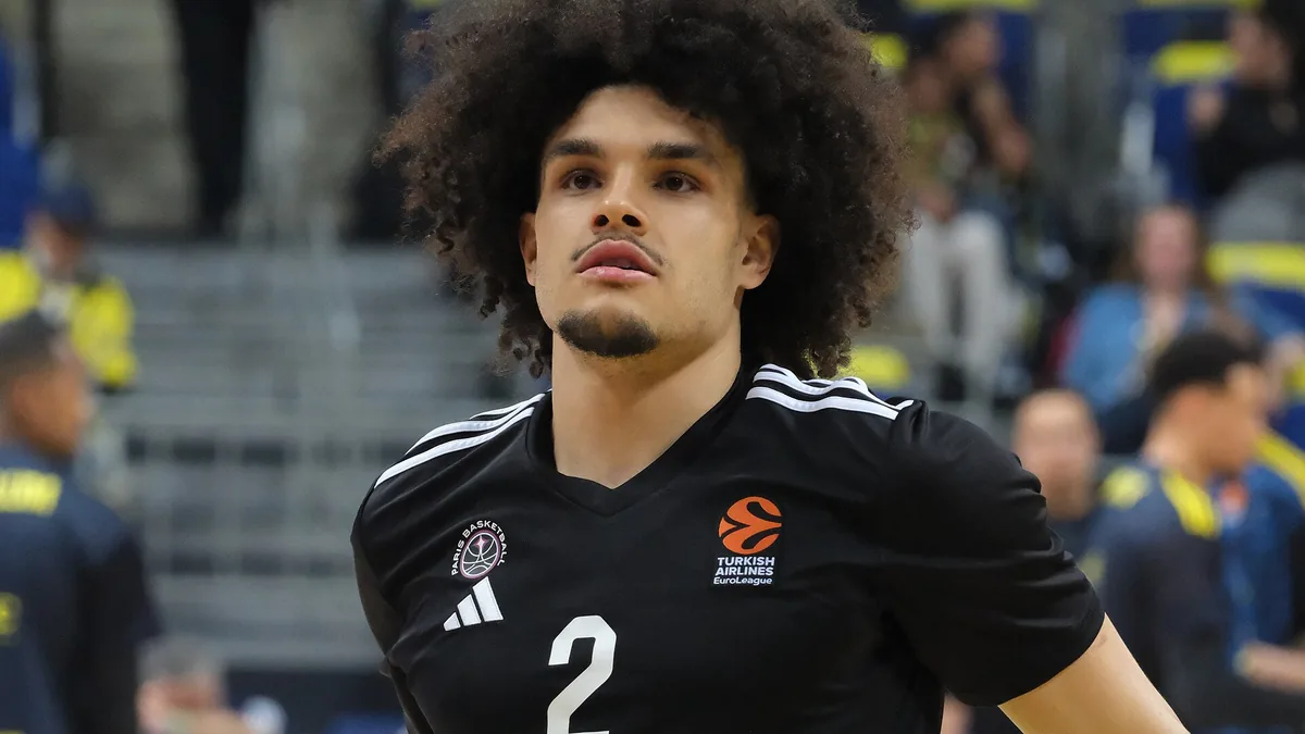 Nadir Hifi sous le maillot noir de Paris Basketball lors d'un match d'Euroligue