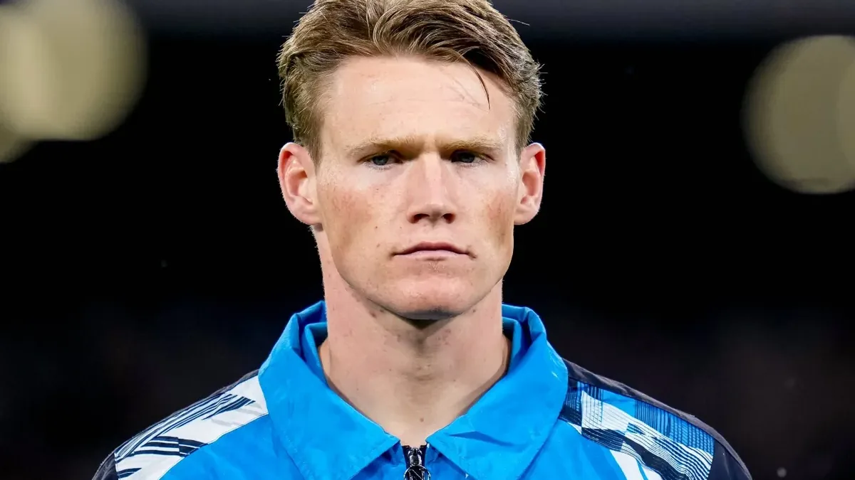 Scott McTominay en tenue de Naples avant un match de Serie A