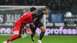 Un attaquant de Naples à la lutte avec Goglichidze lors de Monza-Naples (1-4) en Serie A, le 28 octobre 2026