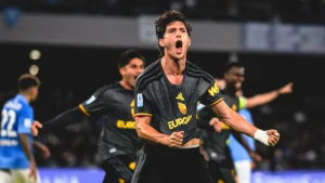 Un joueur de l'AS Rome célèbre un but au stade Diego-Armando-Maradona face à Naples