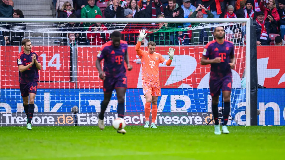 Manuel Neuer lève les bras devant son but lors d'Augsbourg-Bayern Munich, en Bundesliga, le 10 octobre 2026