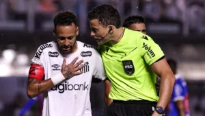 Neymar, capitaine de Santos, face à l'arbitre lors de Santos-Bahia en championnat du Brésil, octobre 2026