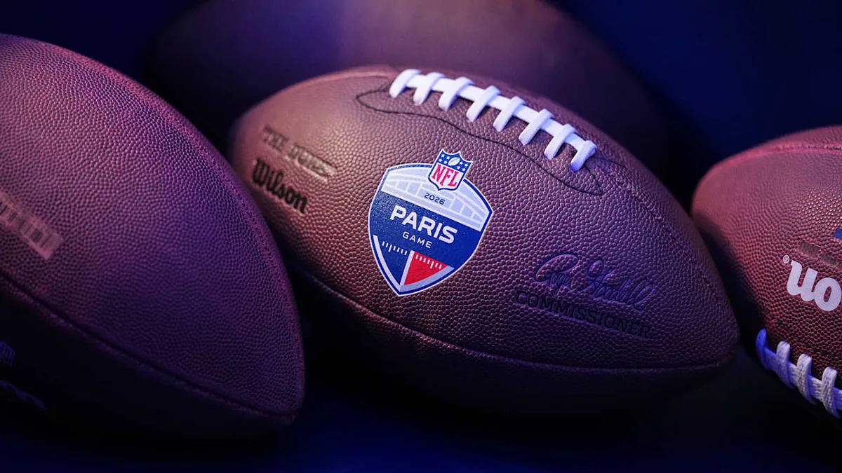 Ballons officiels du NFL Paris Game 2026 frappés du logo du match, avant Steelers-Saints au Stade de France
