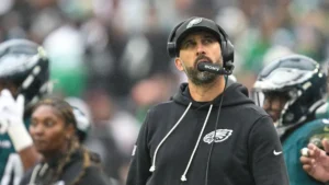 Nick Sirianni, entraîneur des Philadelphia Eagles, casque sur la tête au bord du terrain, octobre 2026