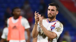 Nicolás Tagliafico applaudit sous le maillot domicile de l'Olympique lyonnais