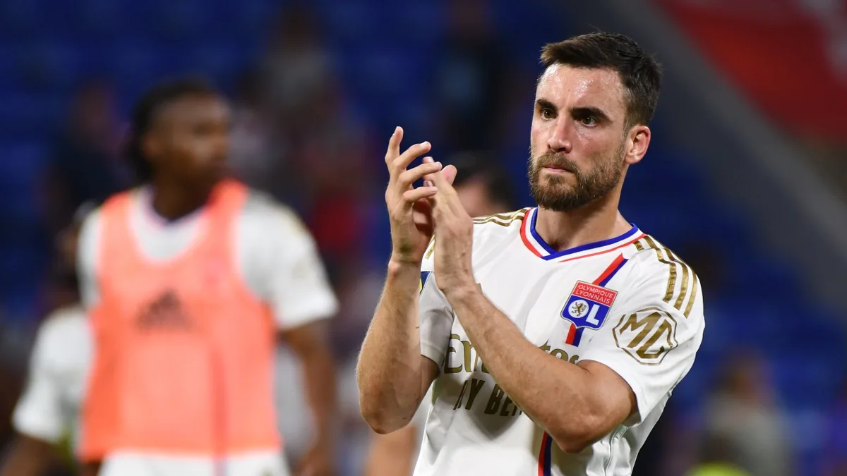 Nicolás Tagliafico applaudit sous le maillot domicile de l'Olympique lyonnais
