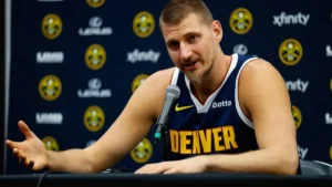 Nikola Jokic en conférence de presse sous le maillot des Denver Nuggets, septembre 2026