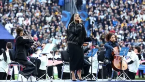 Nina Tonji chante la Marseillaise avec un ensemble de cordes au Stade de France avant Steelers-Saints, octobre 2026