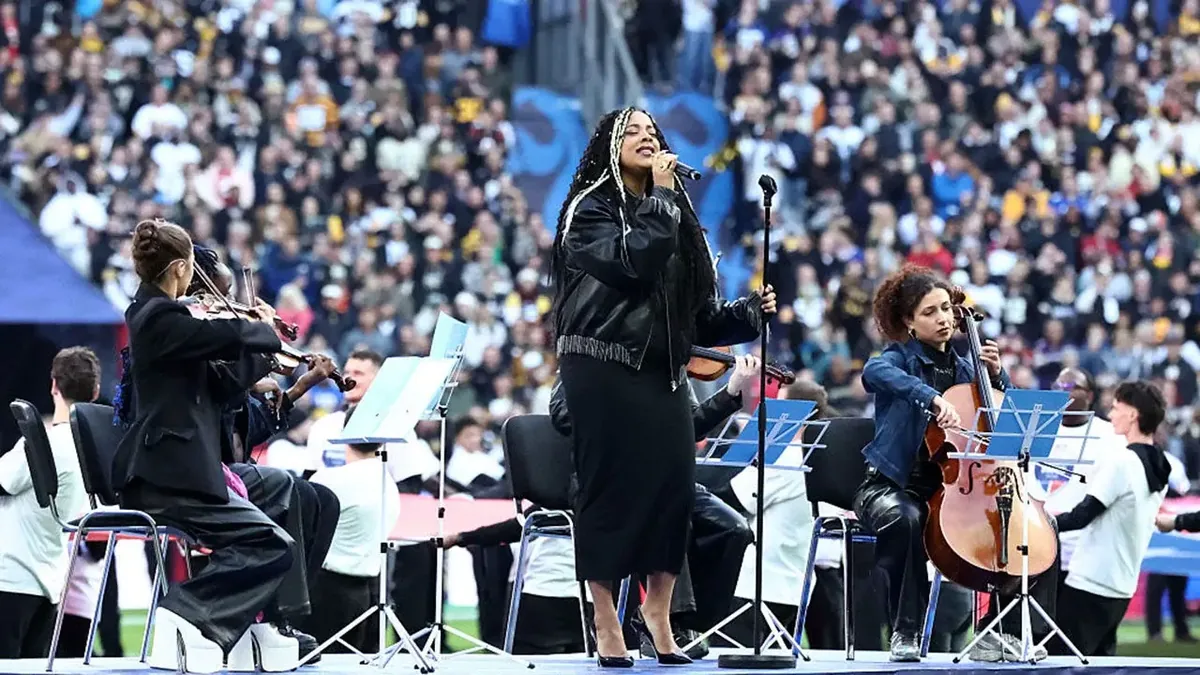 Nina Tonji chante la Marseillaise avec un ensemble de cordes au Stade de France avant Steelers-Saints, octobre 2026