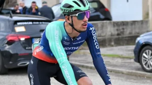 Noa Isidore sous le maillot de Decathlon CMA CGM à l'arrivée de l'Étoile de Bessèges, février 2026