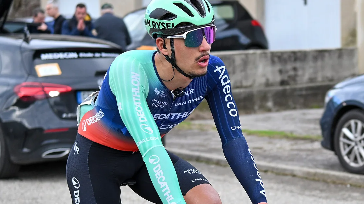 Noa Isidore sous le maillot de Decathlon CMA CGM à l'arrivée de l'Étoile de Bessèges, février 2026