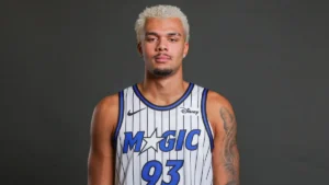 Noah Penda en portrait sous le maillot rayé numéro 93 du Magic d'Orlando