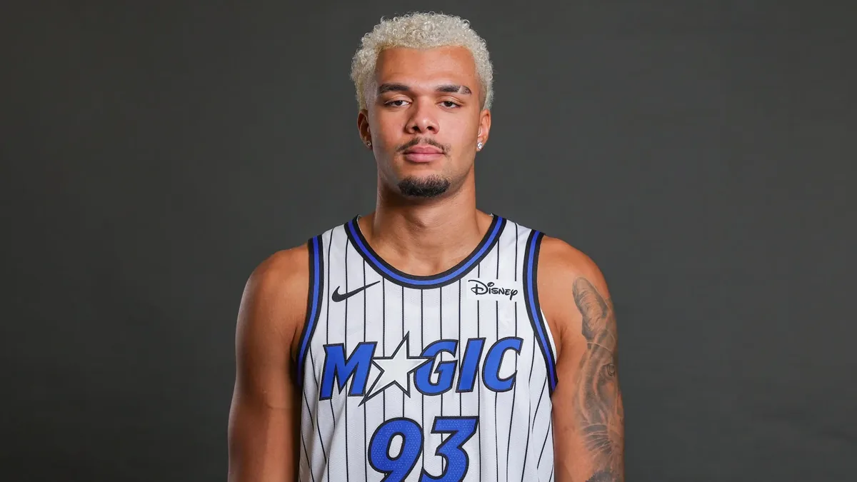 Noah Penda en portrait sous le maillot rayé numéro 93 du Magic d'Orlando