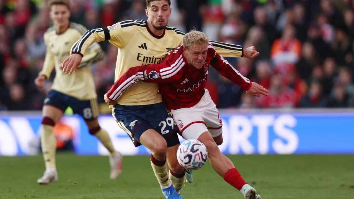 Kai Havertz à la lutte avec un joueur de Nottingham Forest au City Ground, octobre 2026