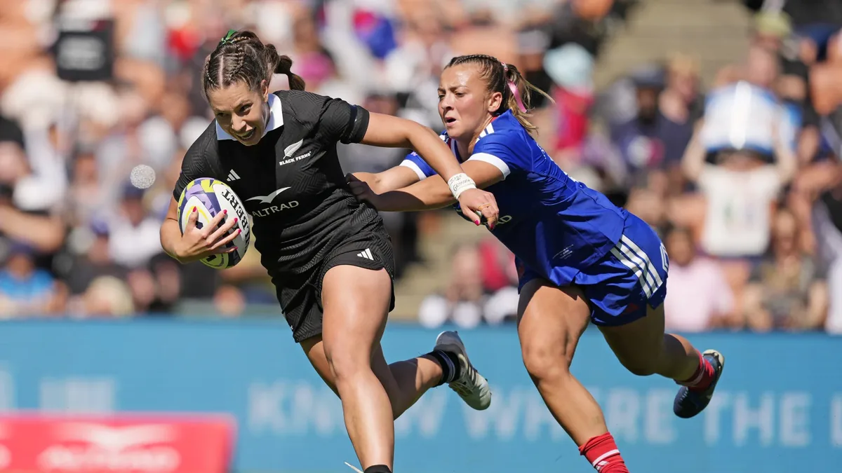 Une joueuse des Black Ferns ballon en main face à une Française à Hamilton, WXV Global Series, octobre 2026