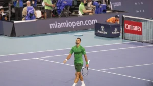 Novak Djokovic sur le court face à Lorenzo Musetti au Masters 1000 de Miami, mars 2025