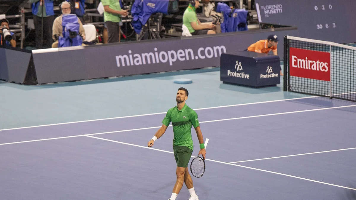 Novak Djokovic sur le court face à Lorenzo Musetti au Masters 1000 de Miami, mars 2025