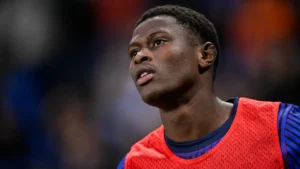 Nuno Mendes à l'échauffement avec le PSG avant Strasbourg-PSG, octobre 2026