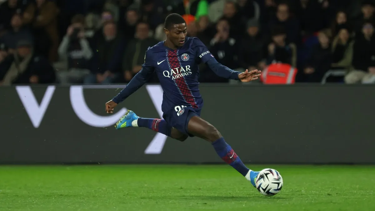 Nuno Mendes sous le maillot du PSG au Parc des Princes, classé 23e du Ballon d'Or 2026