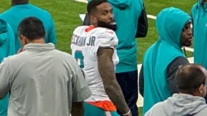 Odell Beckham Jr. sous le maillot des Miami Dolphins, sur le bord du terrain à Indianapolis en octobre 2024