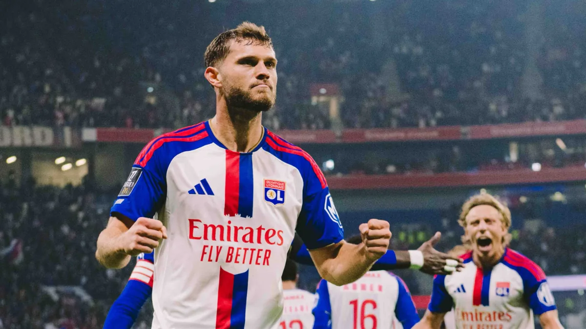 Des joueurs de l'OL célèbrent un but à domicile en Ligue 1, saison 2026-2027