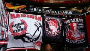 Supporters de l'Olympiakos et leurs banderoles en tribune lors d'un match de Ligue Europa