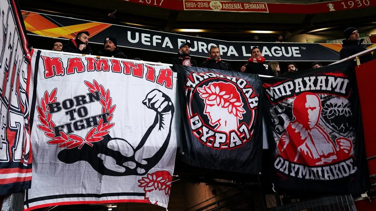 Supporters de l'Olympiakos et leurs banderoles en tribune lors d'un match de Ligue Europa