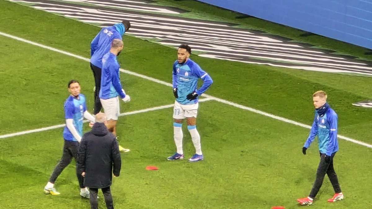 Des joueurs de l'OM à l'échauffement avant le match PSG-OM du 8 février 2026